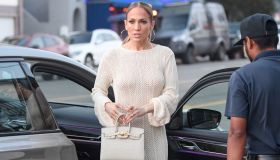 Jennifer Lopez in abito bianco crochet è già l’ossessione dell’estate: il look