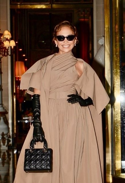 Jennifer Lopez nasconde le mani alla sfilata di Dior