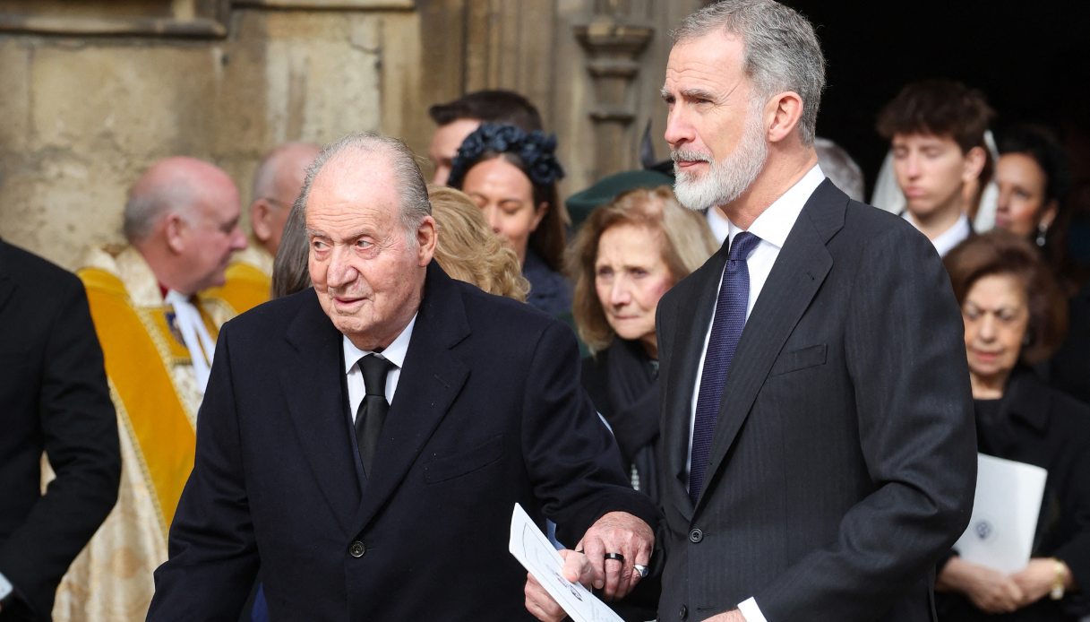L'ex Re di Spagna Juan Carlos I e il Re di Spagna Felipe VI escono dalla funzione religiosa in memoria di Re Costantino 