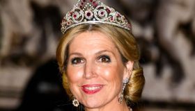 Maxima D’Olanda splendida con l’abito da gala fucsia ma commette un errore di stile