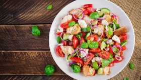 Panzanella, dove è nata, quando si mangia e trucchi per prepararla