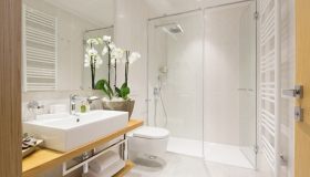 Piatto doccia a filo pavimento, vantaggi e svantaggi: consigli per impermeabilizzarlo