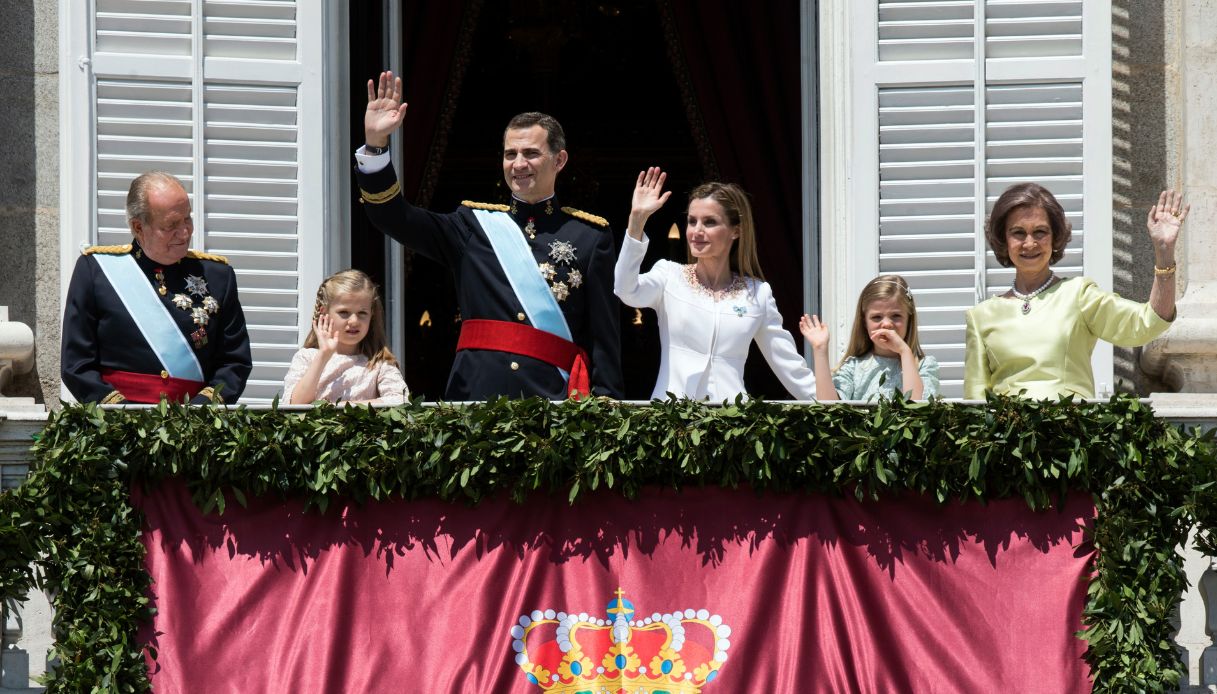 Il Re di Spagna Felipe VI e la Regina Letizia con le figlie Leonor e Sofia e il Re Juan Carlos e la Regina Sofia salutano dal balcone del Palazzo Reale di Madrid