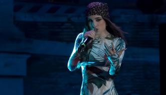 Magnetica e inaccessibile: la femminilità secondo la tendenza Office Siren