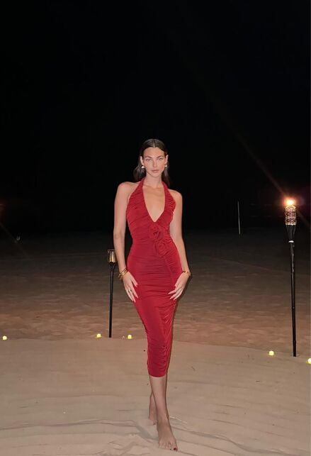 Vittoria Ceretti festeggia il suo compleanno con un lungo abito rosso