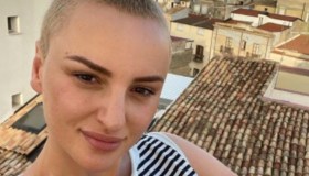 Arisa ci ripensa e si toglie la parrucca su Instagram: “Non sono come tu mi vuoi”