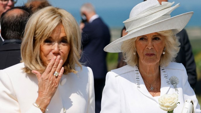 Camilla e Brigitte Macron in bianco, look da sposa identici: che imbarazzo