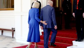 Re Carlo, ultime notizie. Camilla non smette di imbarazzare. Scivolone con la mano