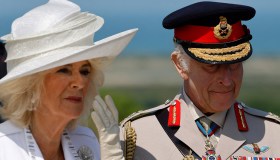 Re Carlo, ultime notizie. Ancora lacrime in pubblico e bacio intimo