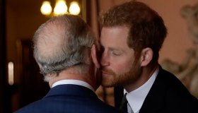 Re Carlo, ultime notizie. Il piano per far tornare Harry e aggirare Meghan Markle
