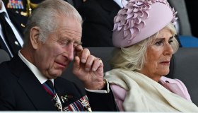 Carlo, ultime notizie. Il Re piange in pubblico, Camilla impietrita