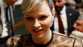 Charlene di Monaco seduce con la tuta di pizzo. Alberto ha la giacca troppo stretta