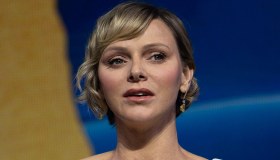 Charlene di Monaco, look attillato e trasparente. Lei a disagio, Alberto non approva