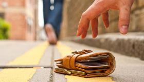 Lascia borsello sul bus con 60mila euro, un ragazzo glielo restituisce