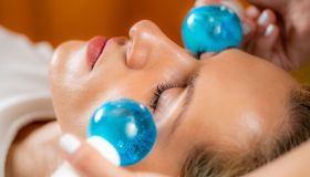 Tonifica, rinfresca e riduce le rughe: l’ice roller è la nostra nuova ossessione