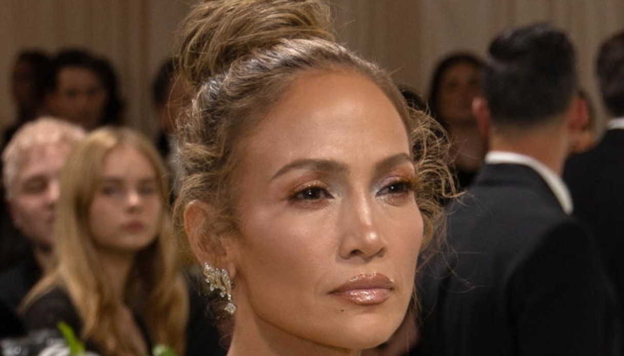 Jennifer Lopez annulla il tour. Lo staff: “Deve stare con la famiglia”