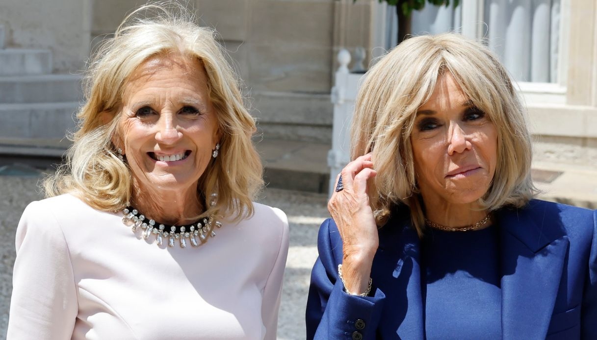 Brigitte Macron si riscatta dopo la gaffe di stile: in blu per la ...