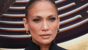 Jennifer Lopez sempre più sola e triste, ma i suoi pantaloni di raso sono incredibili