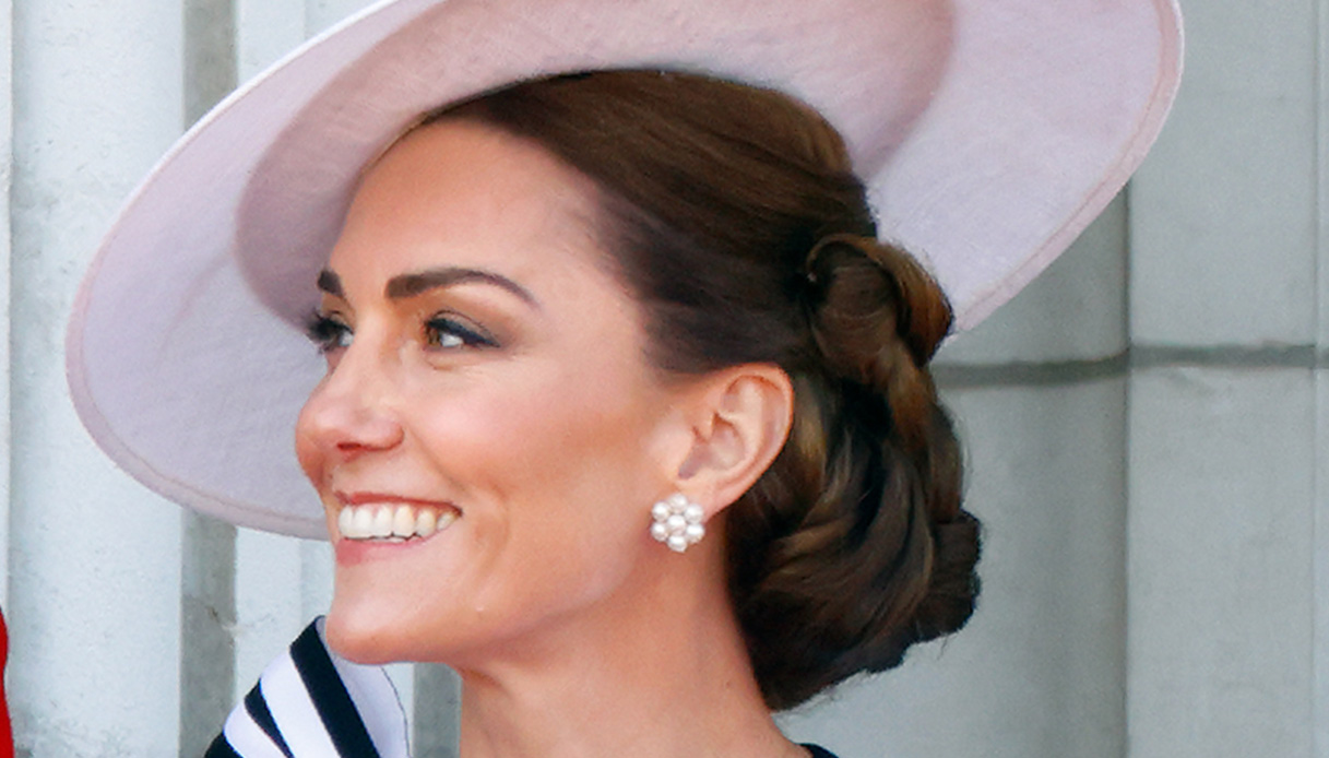 Kate Middleton, dagli orecchini Cavolfiore ai capelli raccolti. I simboli della lotta contro il cancro