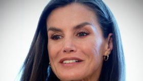 Letizia di Spagna favolosa, gonna acquarello e infradito con Swarovski