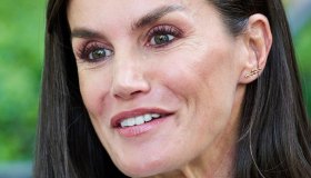 Letizia di Spagna in bianco con le sneaker da influencer: è sempre più magra