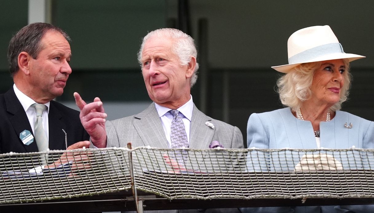 Re Carlo e la Regina Camilla alla corsa dei cavalli