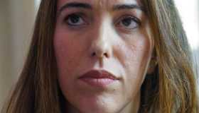 Stella Moris, chi è la moglie di Julian Assange: la storia e il matrimonio in carcere