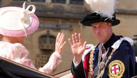 Kate Middleton, ultime notizie. William sorride alla folla ma la Principessa resta a casa