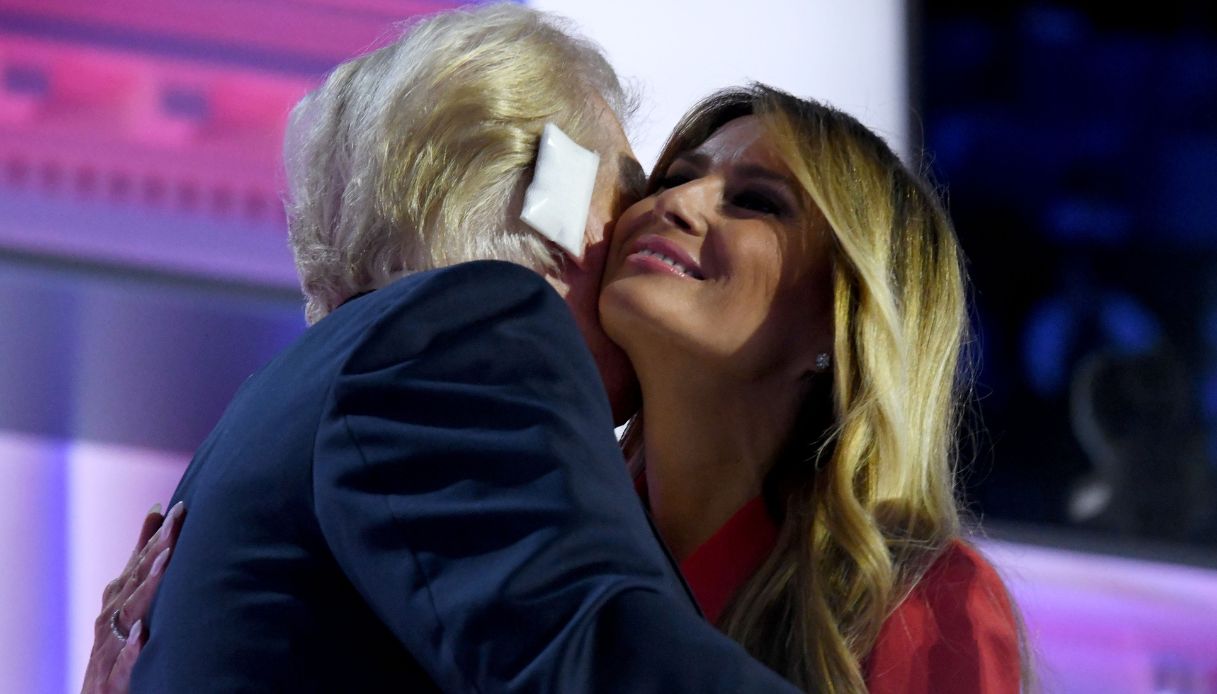 Melania scansa il bacio di Donald Trump