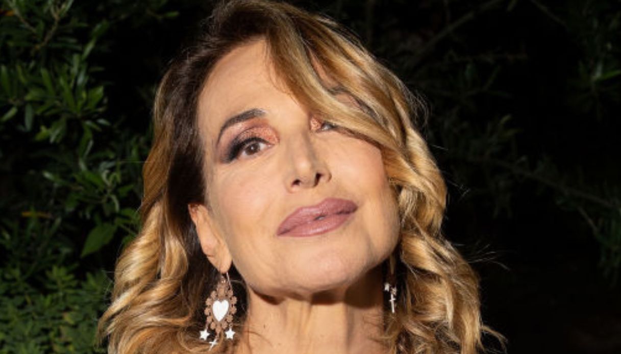 Barbara D’Urso vestito bianco e sorriso acqua e sapone il look estivo è