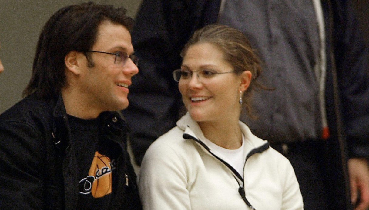 Daniel Westling e Vittoria di Svezia ad una partita di basket nel 2003