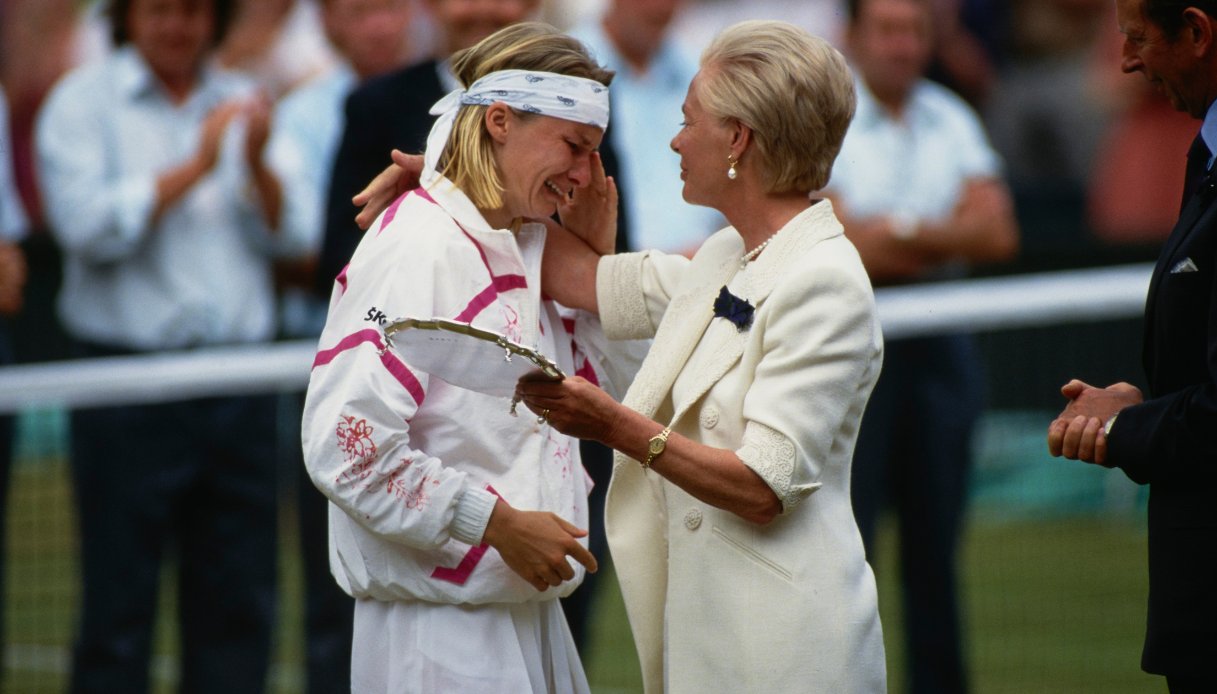 La tennista ceca Jana Novotna viene consolata da Katharine, Duchessa del Kent, dopo aver perso la finale femminile a Wimbledon nel 1993