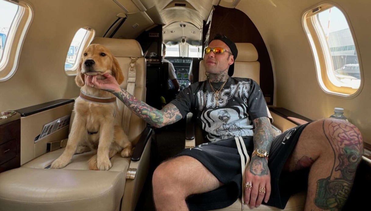 Fedez in vacanza con il cane Silvio