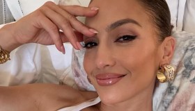 Jennifer Lopez, compleanno in anticipo a tema Bridgerton (senza Ben)