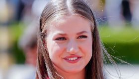 Leonor come Letizia di Spagna, superlativa col tailleur pantaloni rosso