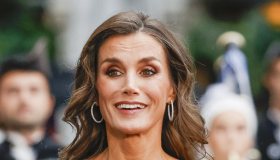 Letizia di Spagna, abito metallico per Michael Douglas: il look da Hollywood