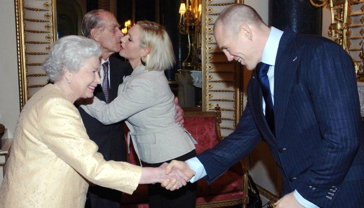 Il Principe Filippo, Duca di Edimburgo, bacia la nipote Zara Phillips, mentre il fidanzato Mike Tindall, stringe la mano alla Regina Elisabetta ll durante un ricevimento a Buckingham Palace nel 2006