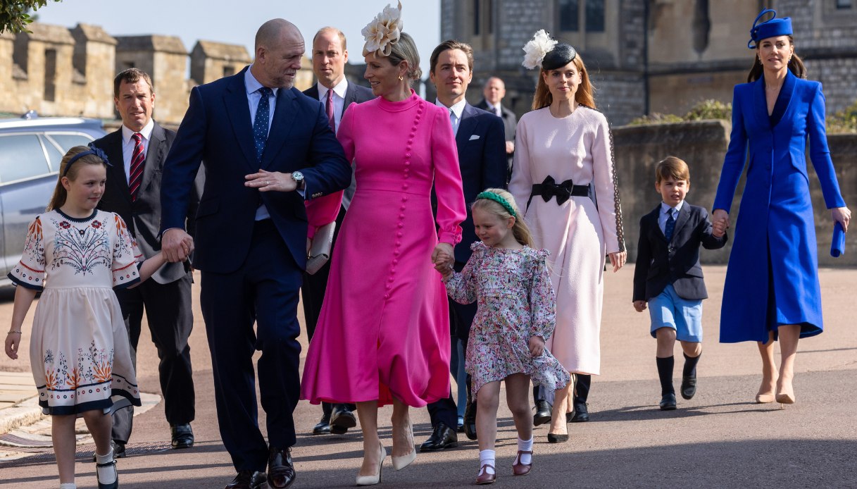 Mike e Zara Tindall, con le figlie Mia e Lena, arrivano insieme al Principe e alla Principessa del Galles e ad altri membri della Famiglia Reale per partecipare alla funzione religiosa di Pasqua nel 2023