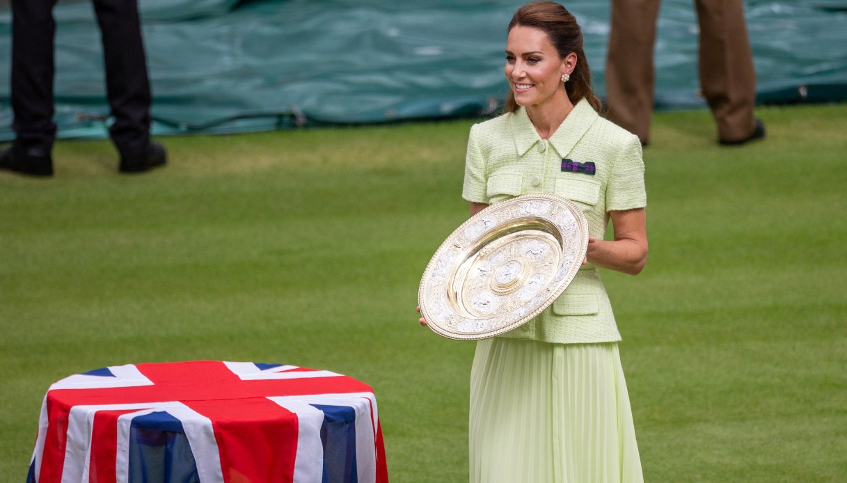 La Principessa del Galles consegna il trofeo alla vincitrice Marketa Vondrousova a Wimbledon nel 2023