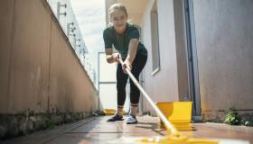 Piastrelle del balcone, come pulirle: il trucco dell’aceto e del bicarbonato