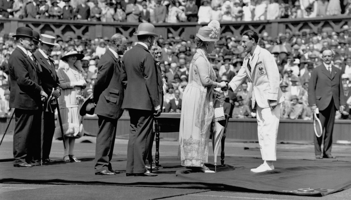 Il campione francese di tennis Jean Borotra con il Re Giorgio V e la Regina Mary nel 1926 a Wimbledon