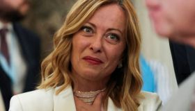 Giorgia Meloni, il tailleur crema con pantaloni a palazzo è pura classe