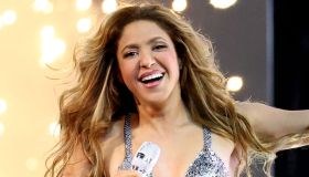Shakira in abito di paillettes argento accende l’Halftime Show della Copa América