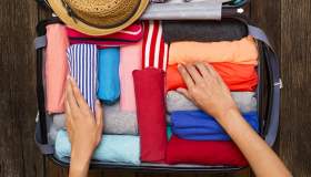 Come piegare i vestiti per farli stare in una valigia piccola