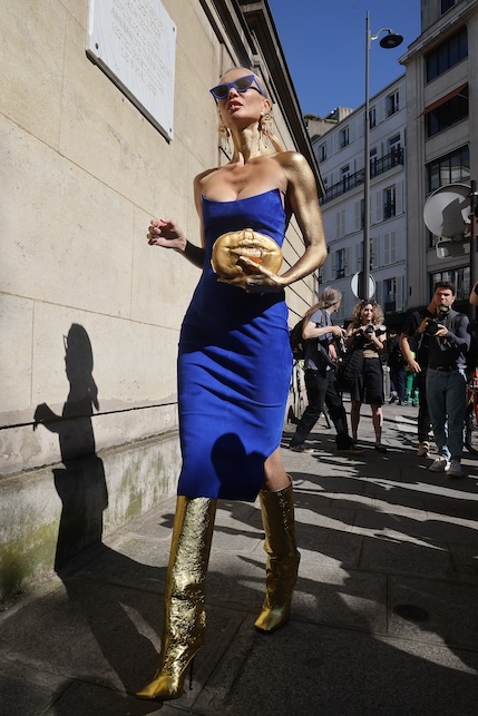 donna con abito bluette e scarpe oro