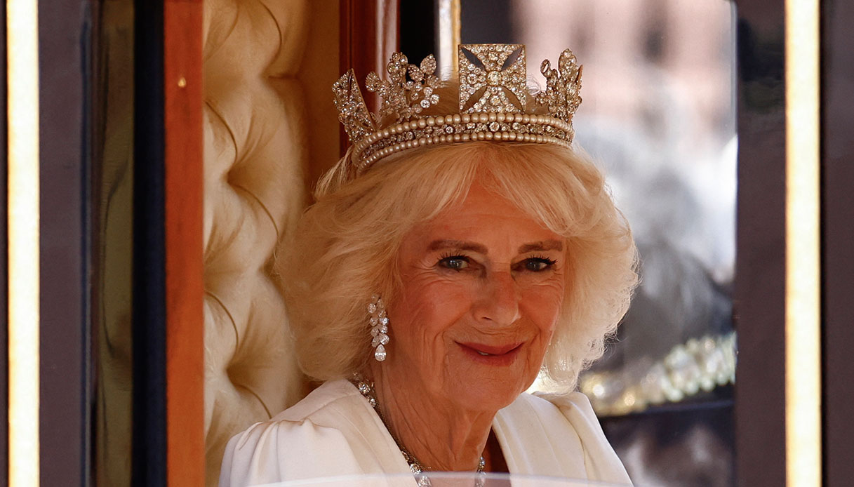 Re Carlo, ultime notizie. Compleanno con incidente per Camilla e regalo da milioni