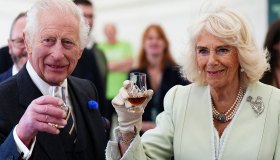 Re Carlo, ultime notizie. La battuta di cattivo gusto che Camilla poteva evitare