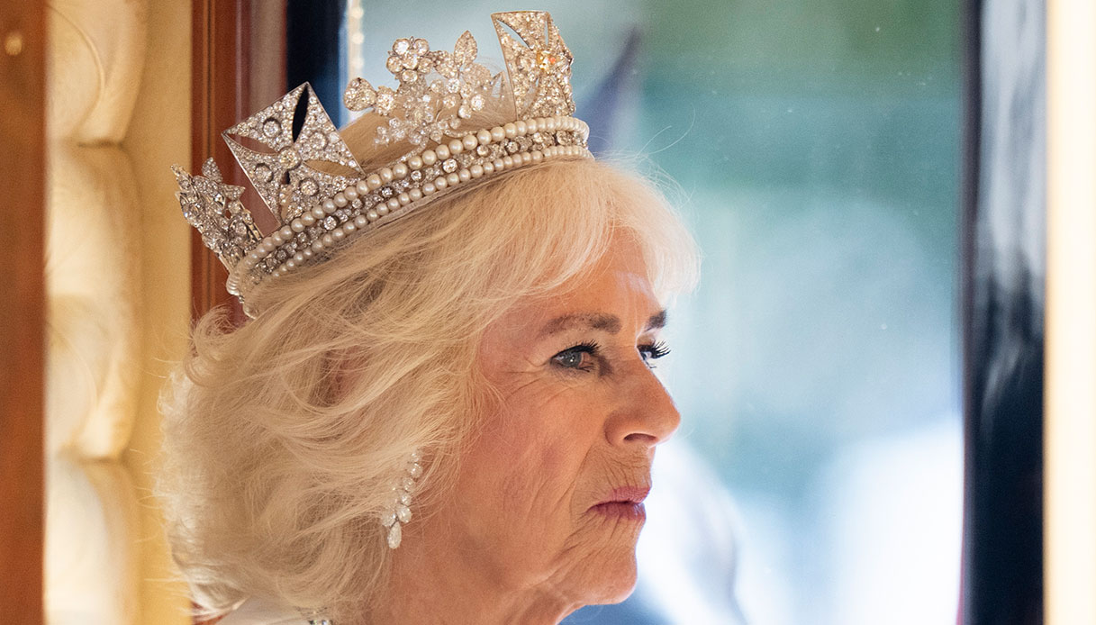 Carlo, ultime notizie. Camilla con la corona da 1 miliardo. Il Re scatta contro il paggio