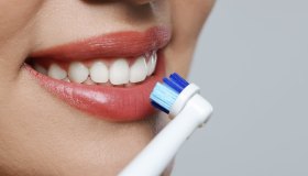 Denti e gengive, cinque consigli per proteggere il sorriso d’estate