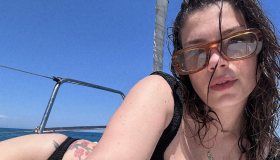 Emma in bikini nero sulla barca. “Tutto stupendo”